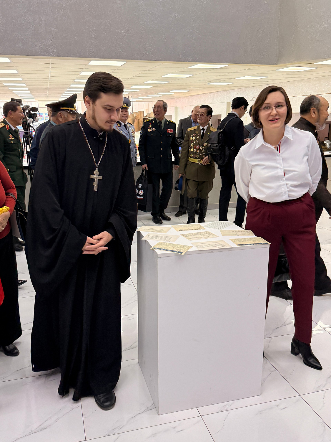 Улаанбаатар дахь Оросын соёл, шинжлэх ухааны төвд Монгол, Вьетнамын анхны сансрын нисэгчид болох Ж.Гүррагчаа, Фам Туан нартай сурагчдын уулзалт боллоо