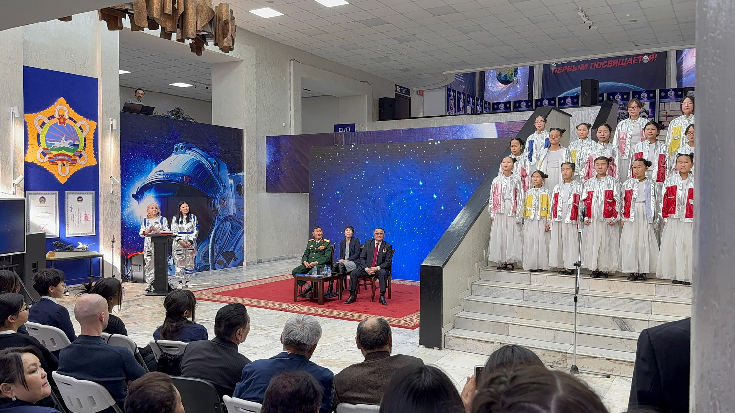 Улаанбаатар дахь Оросын соёл, шинжлэх ухааны төвд Монгол, Вьетнамын анхны сансрын нисэгчид болох Ж.Гүррагчаа, Фам Туан нартай сурагчдын уулзалт боллоо