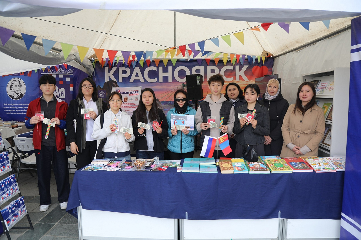 Монголд Красноярскийг танилцууллаа! Орос улс “Номын Баяр” номын дэлгэцэд оролцож дуусгалаа