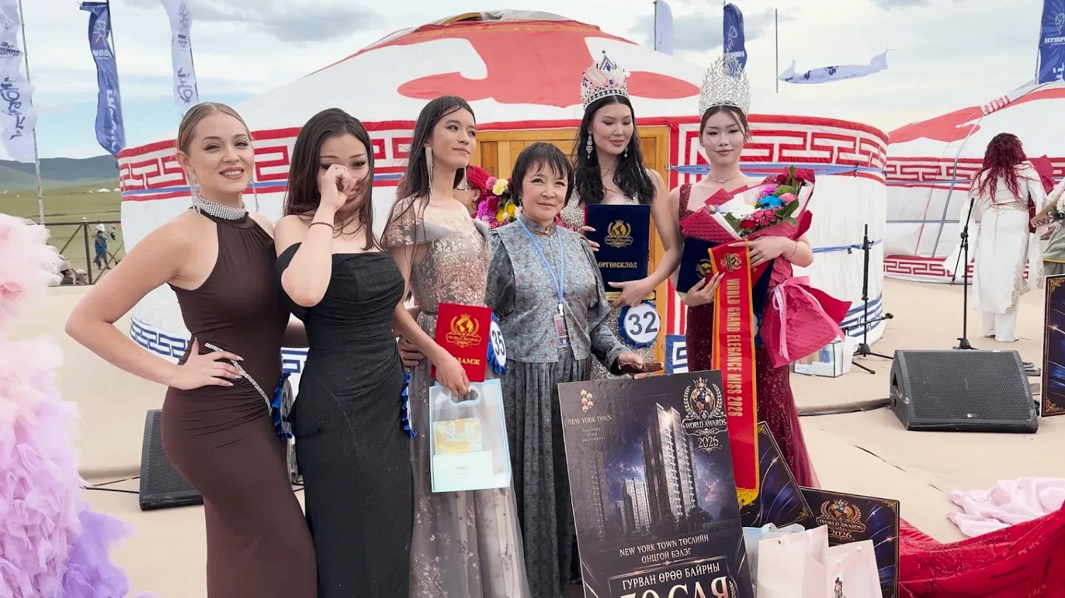 Буриадын бүсгүйчүүд Монголд болсон “World Awards” тэмцээний тэргүүн байрны шагналуудыг хүртлээ