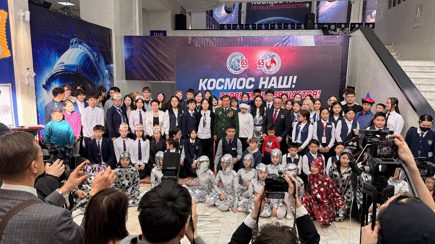 Улаанбаатар дахь Оросын соёл, шинжлэх ухааны төвд Монгол, Вьетнамын анхны сансрын нисэгчид болох Ж.Гүррагчаа, Фам Туан нартай сурагчдын уулзалт боллоо