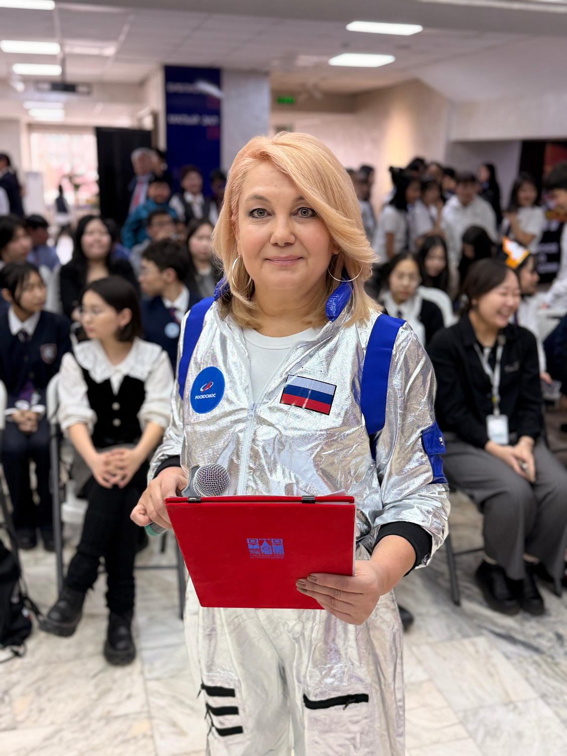 Улаанбаатар дахь Оросын соёл, шинжлэх ухааны төвд Монгол, Вьетнамын анхны сансрын нисэгчид болох Ж.Гүррагчаа, Фам Туан нартай сурагчдын уулзалт боллоо