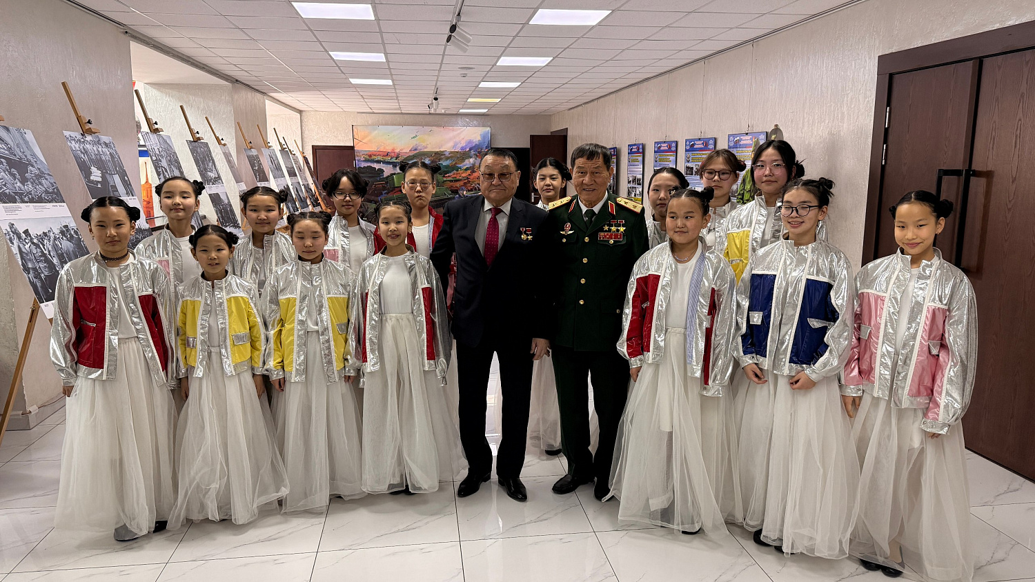 Улаанбаатар дахь Оросын соёл, шинжлэх ухааны төвд Монгол, Вьетнамын анхны сансрын нисэгчид болох Ж.Гүррагчаа, Фам Туан нартай сурагчдын уулзалт боллоо